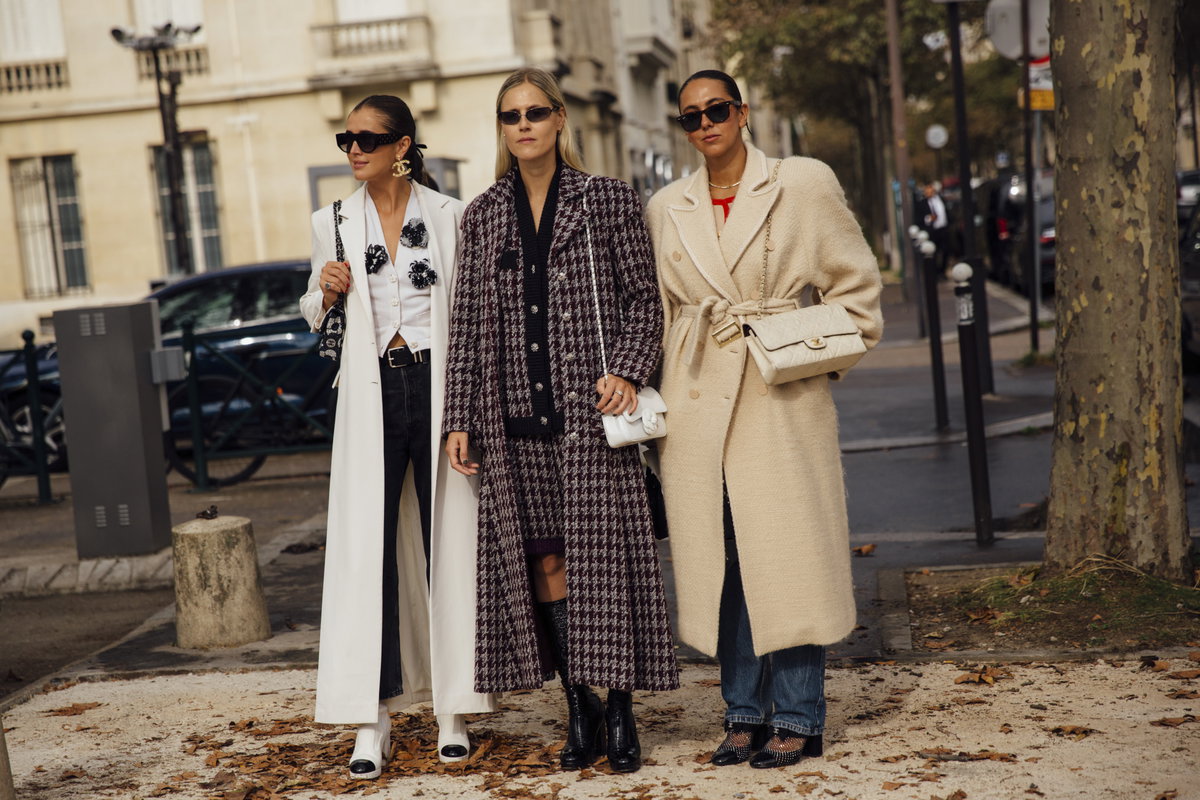 drei stylische Frauen Paris Fashion Week