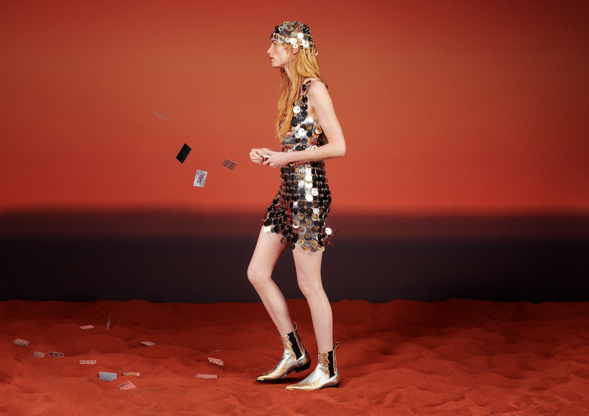 Frau im Metallic-Kleid