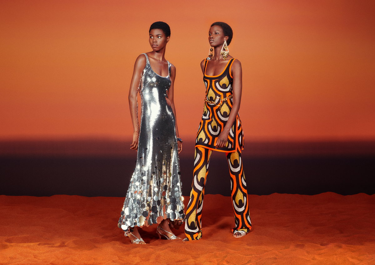 Zwei Models in der H&M x Rabanne-Kollektion