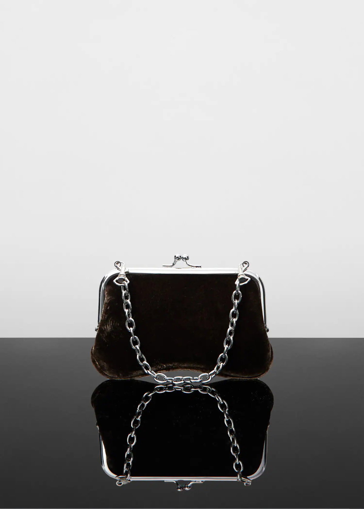 Einen samtigen Begleiter für jeden Anlass haben wir in dieser soften Tasche mit Kettenriemen gefunden. Für ca. 46 Euro landet sie in deinem Warenkorb.