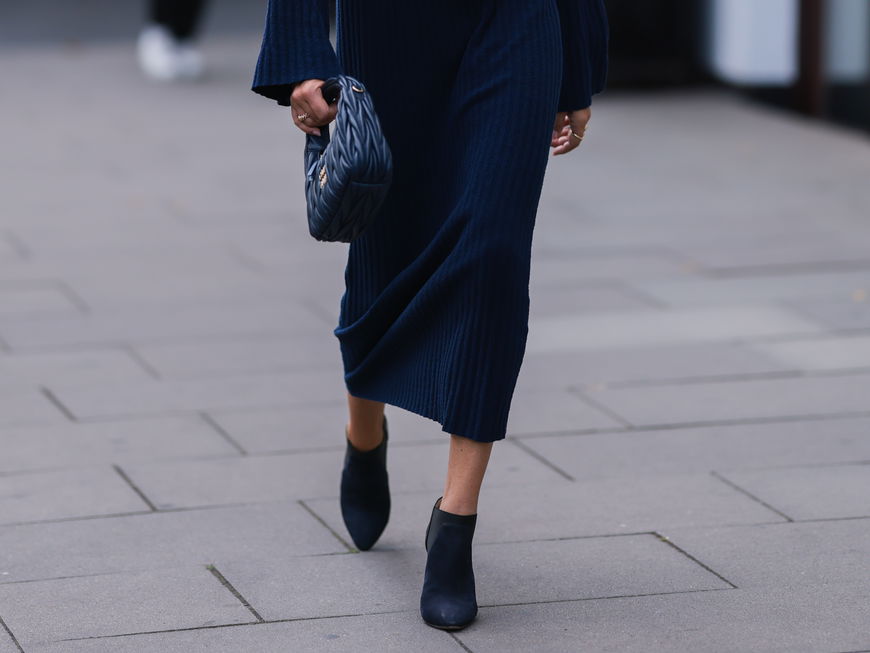 Schwarze Stiefeln zu dunkelblauem Winterkleid