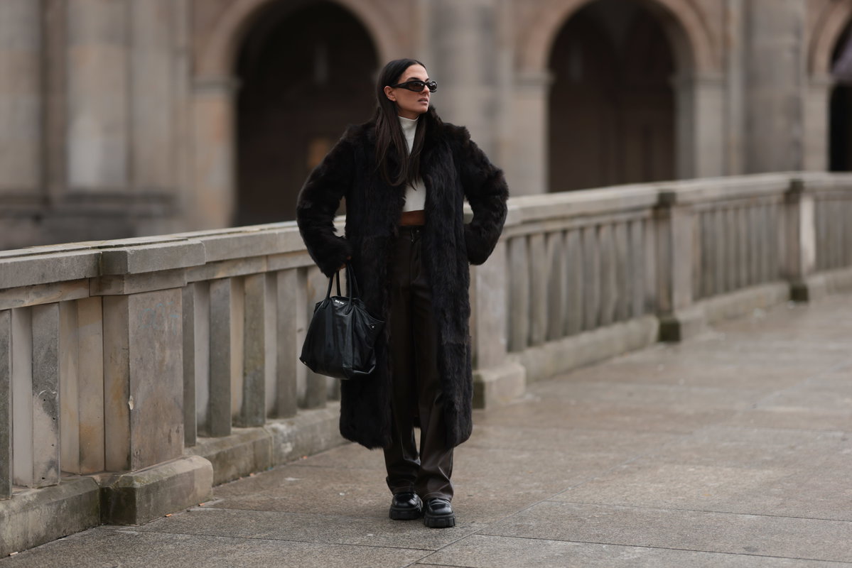Frau mit schwarzer Handtasche
