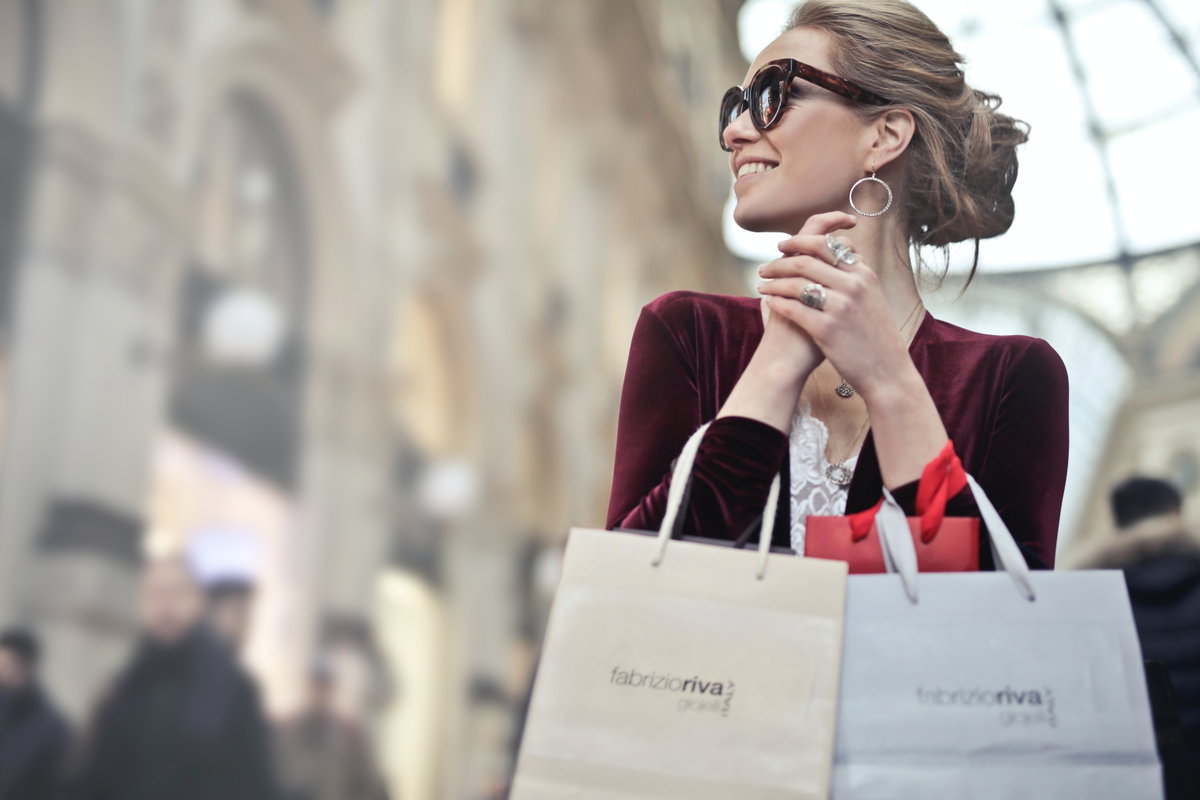 Frau mit Shopping Tüten