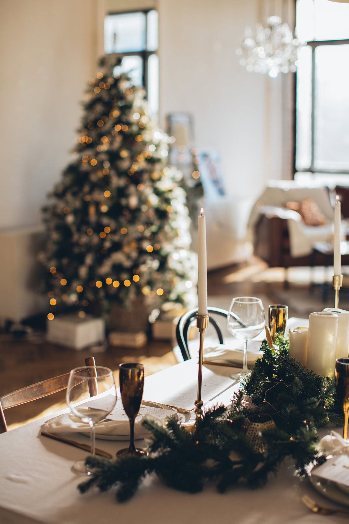 Die Wohnung zu Weihnachten luxuriös schmücken