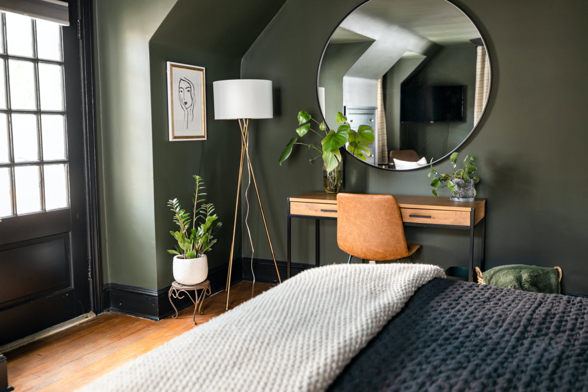 Schlafzimmer mit grüner Wand und drei Pflanzen