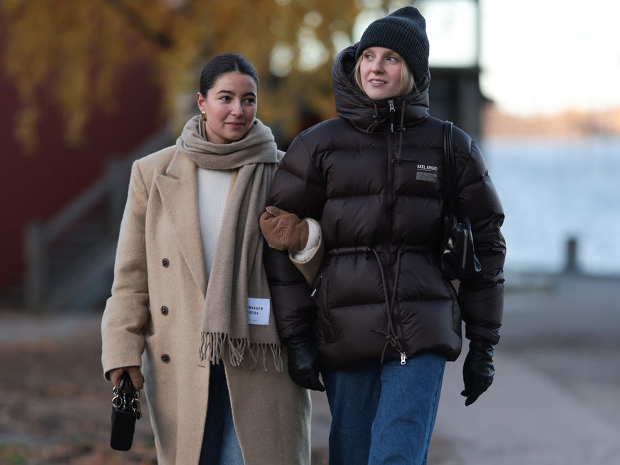 Zwei Frauen in stylischen Winterjacken