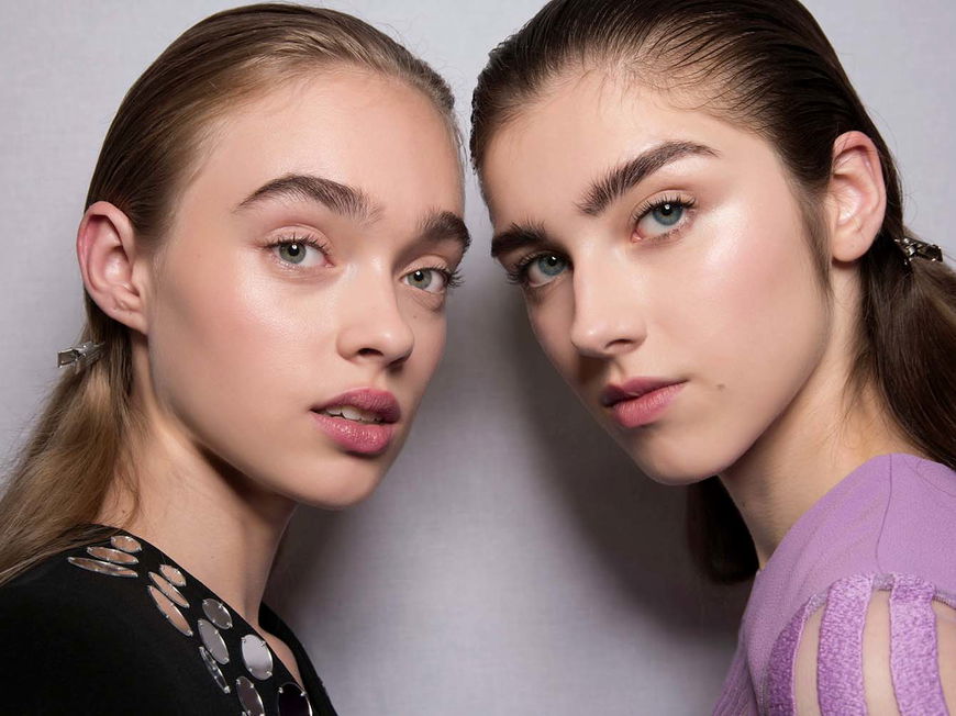 Zwei Models mit makelloser Haut