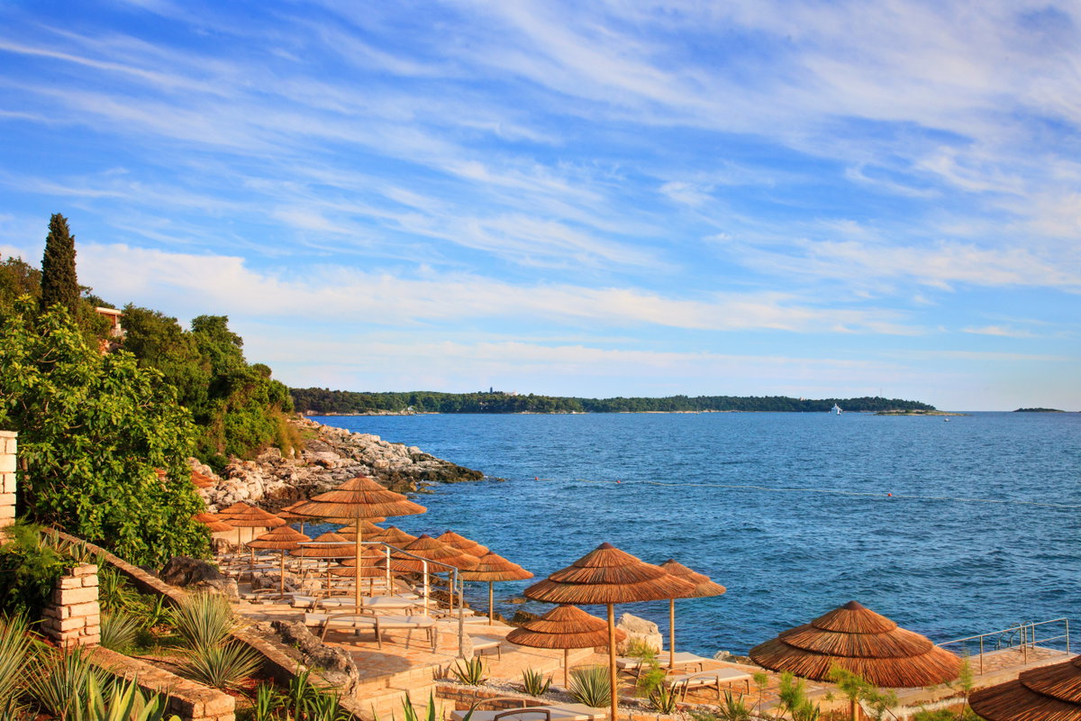 Bikini nicht vergessen! Im Sommer erwärmt sich das Meer auf 28 Grad