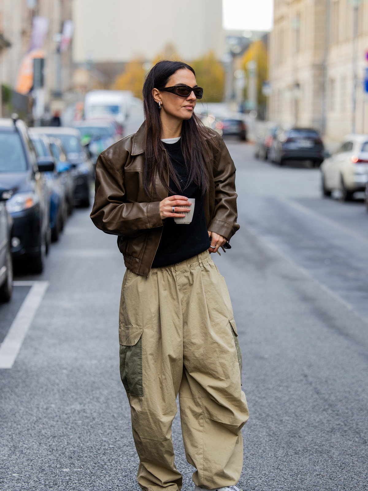 Frau mit Baggy Pants