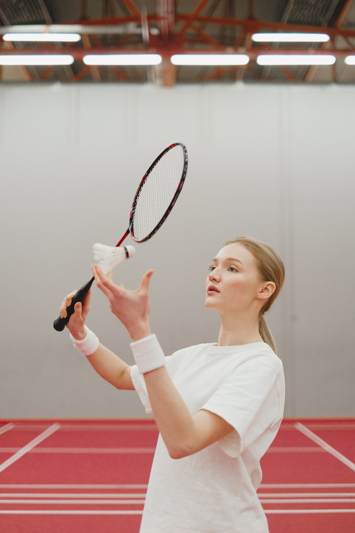 Frau spielt Badminton