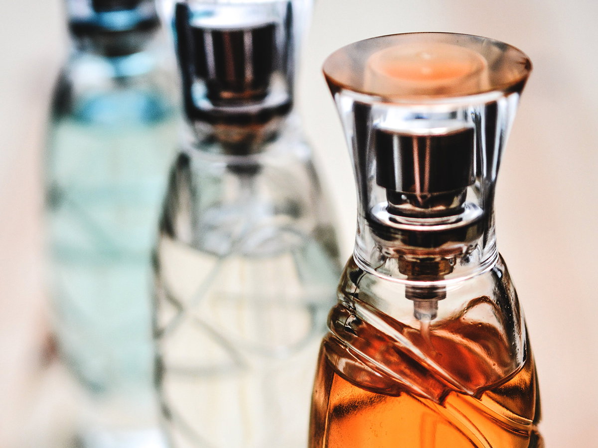 3 Parfum Flakons in einer Reihe