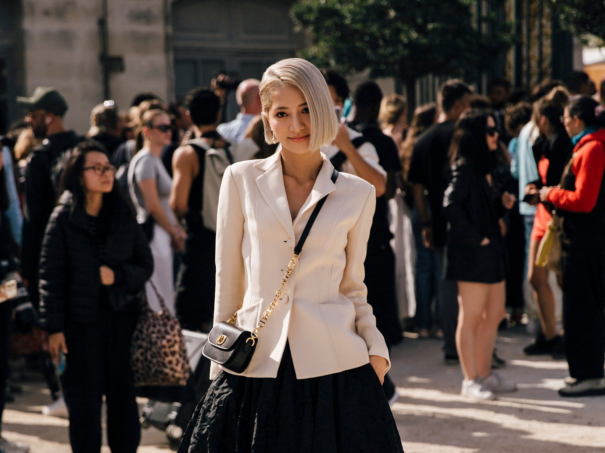 Frau in einem beigefarbenen Blazer