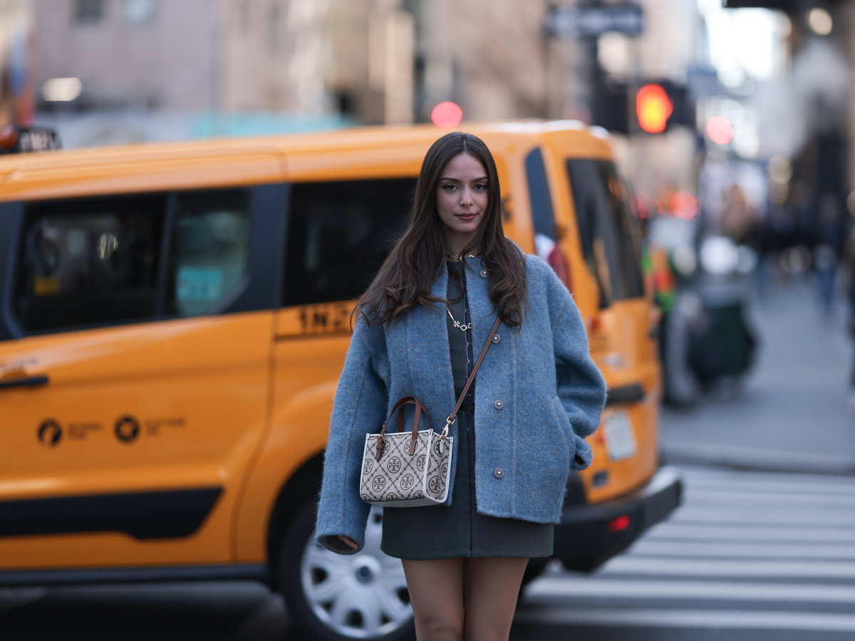 Frau in grauer Jacke aus Wolle