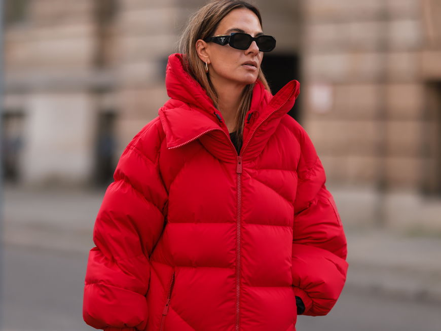 Anna Winter in einer roten Winterjacke