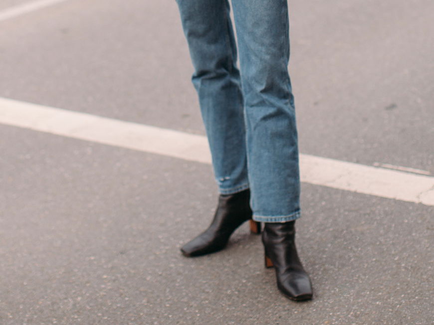 Frau mit Jeans und Stiefeletten
