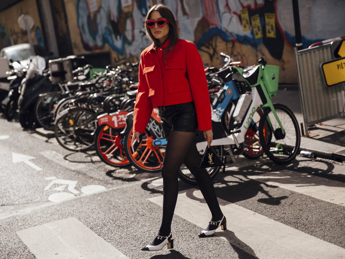 Frau in roter Jacke und Slingback Pumps