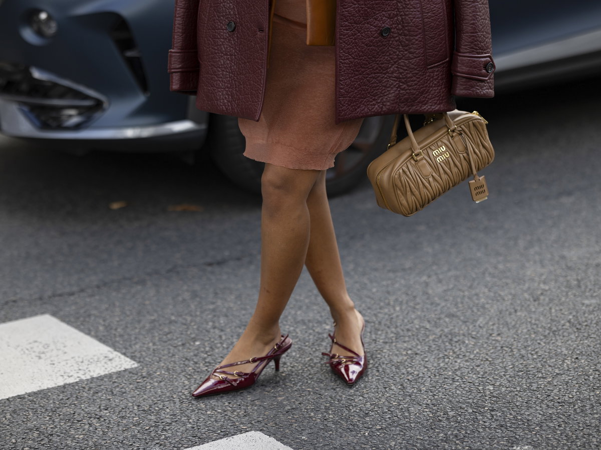 Frau mit Slingback Kitten Heels