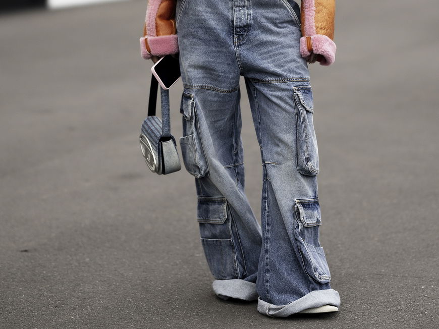 Frau trägt auf Mailand Fashion Week Cargo Jeans in Hellblau