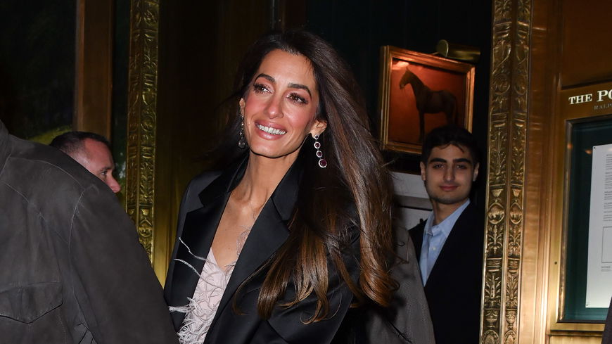 Frauen ab 40: Amal Clooney trägt schon jetzt den Schuh-Trend 2024