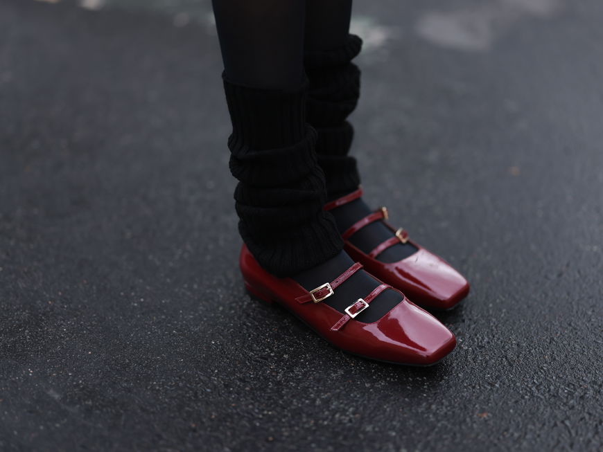 Frau trägt rote Lack-Ballerinas