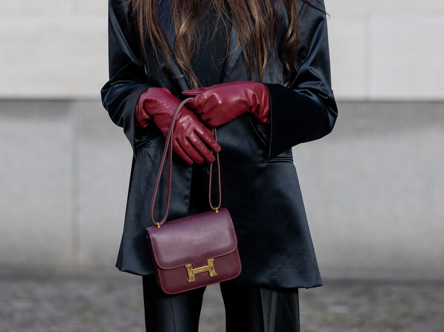 Frau mit roten Handschuhen