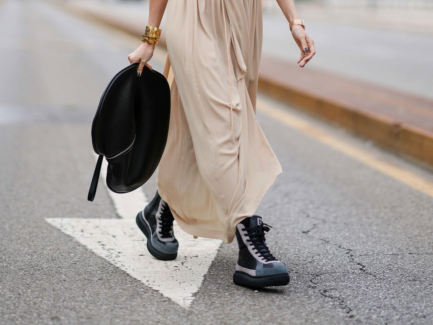 Heart Evangelista trägt schwarze Sneaker Stiefel