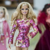 Von Claudia Schiffer bis Angela Merkel: Diese Stars gibt es als Barbie-Puppen