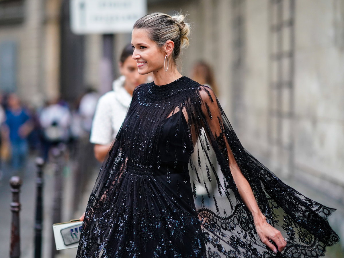Helena Bordon in schwarzem Kleid
