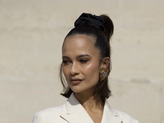 Frau in weißem Blazer