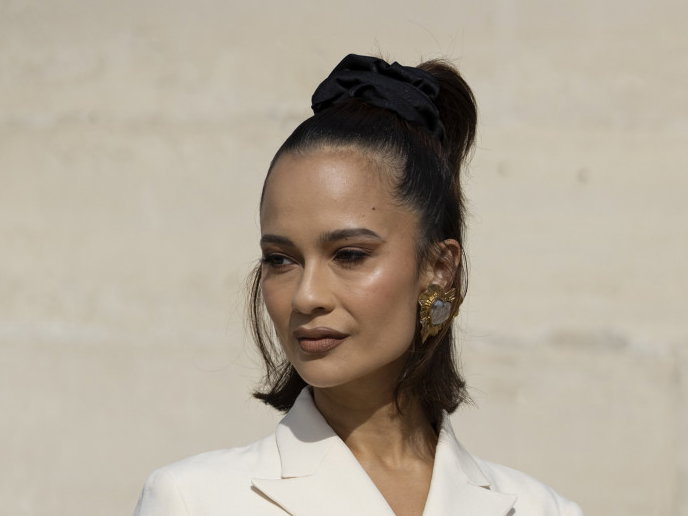 Frau in weißem Blazer