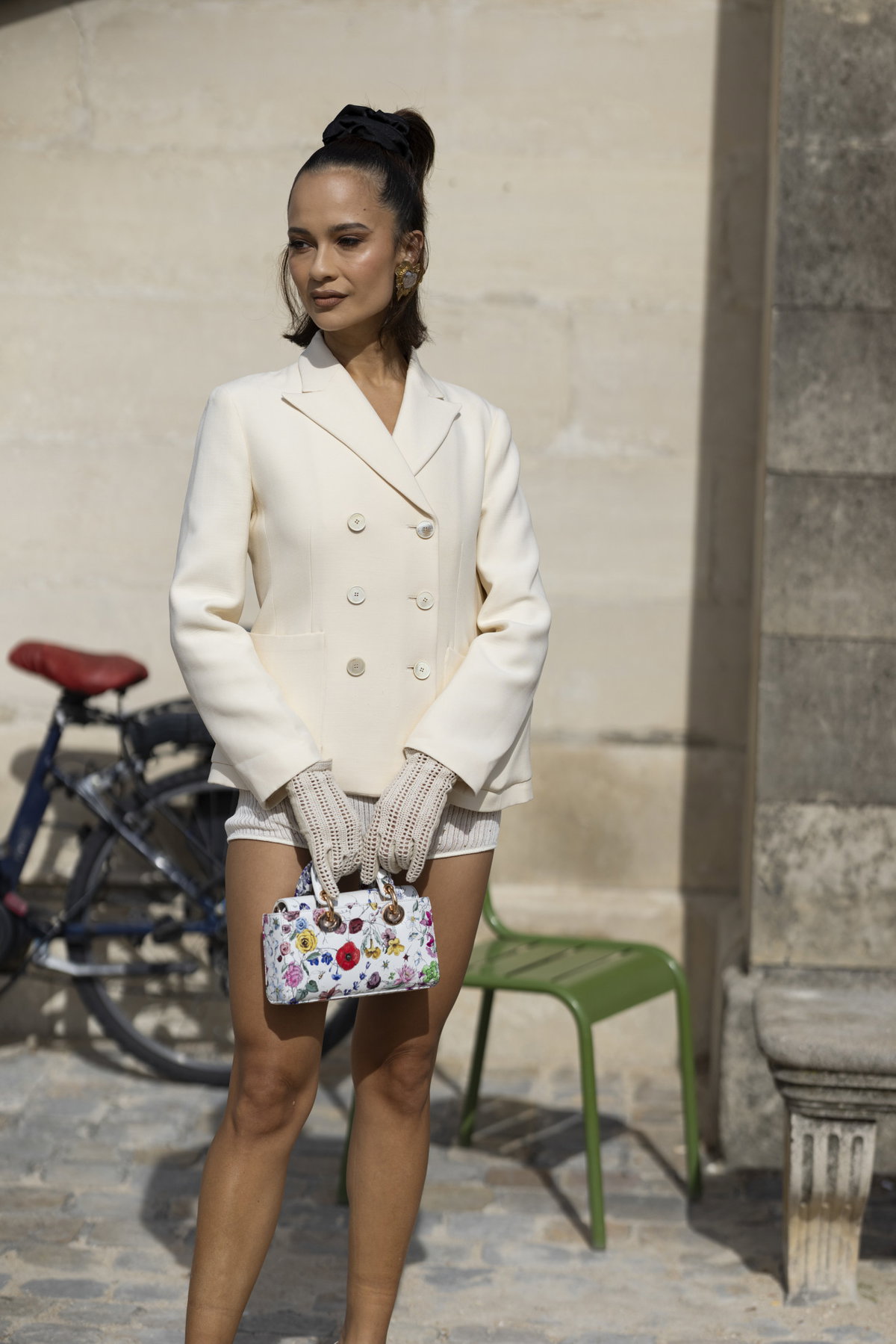 Frau in weißem Blazer