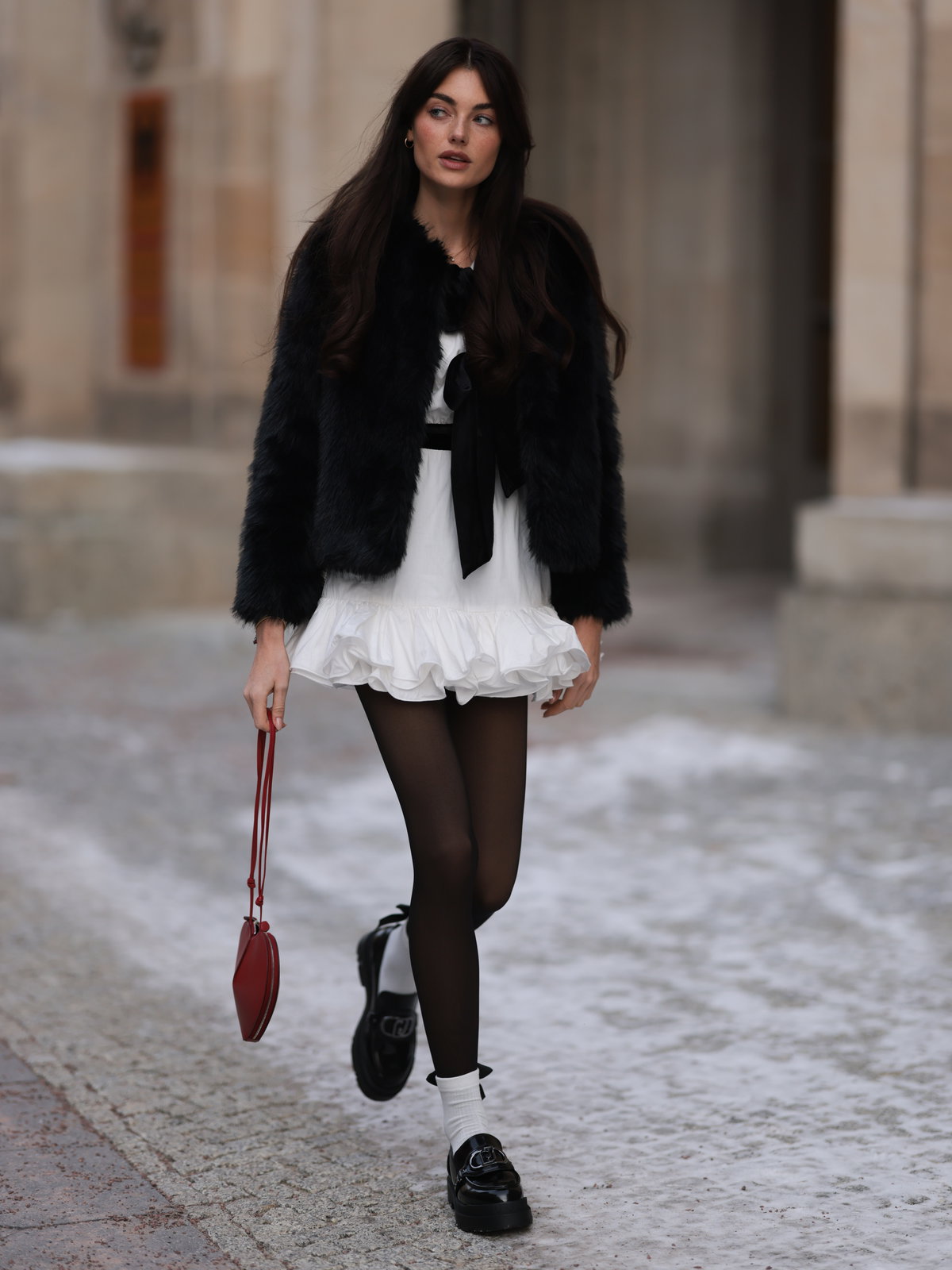 Frau mit roter Herztasche
