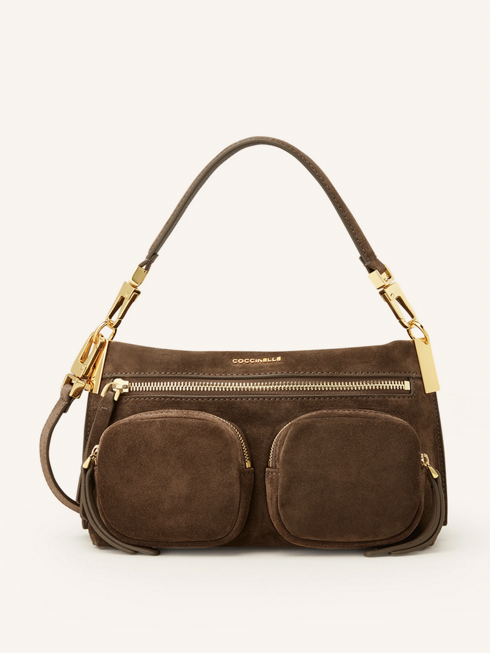 Mehr Details als bei dieser Bag von Coccinelle gehen nun wirklich nicht. Kleine Taschen, Reißverschlüsse und goldene Anhänger machen das braune Wildleder-Modell perfekt. Über Breuninger shoppst du das Piece für 335 Euro.