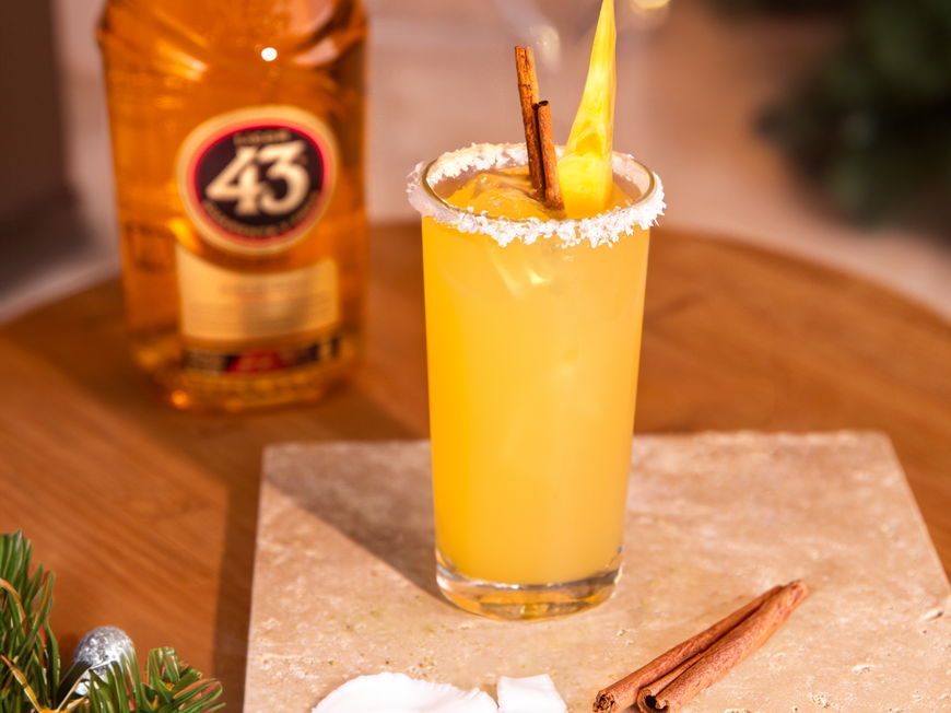 Weihnachts-Colada mit Licor 43 auf einem Tisch
