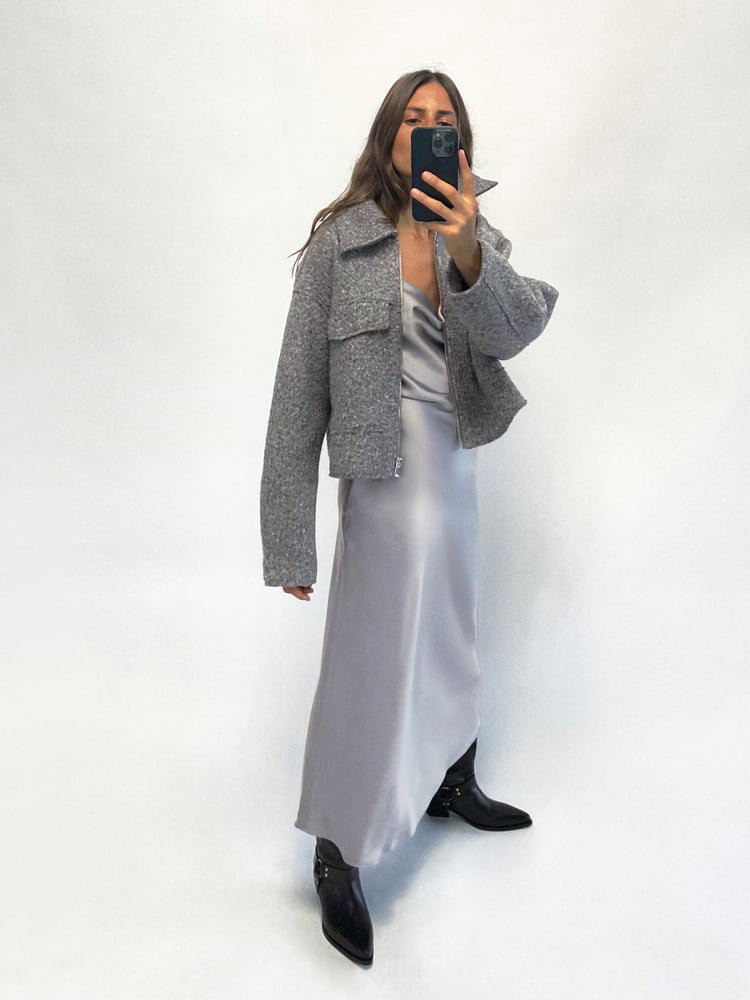 Frau in grauer Zara-Jacke