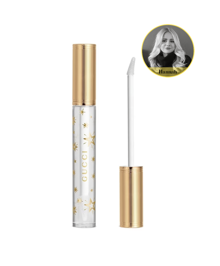 Beauty-Liebling von Hannah: "Ohne einen Lipgloss in der Handtasche verlasse ich wirklich nie die Wohnung und deshalb habe ich bereits unzählige Produkte getestet. Diesen Monat konnte mich eine Neuheit ganz besonders überzeugen: der Gloss à Lèvres von Gucci . Das Produkt ist in verschiedenen Farben erhältlich und allesamt sorgen dafür, dass die Lippen deutlich voller erscheinen. Der intensive Glanz hält mehrere Stunden an, was einen wichtigen Aspekt darstellt und darüber hinaus werden die Lippen mit Feuchtigkeit versorgt. Ich bin hin und weg!"