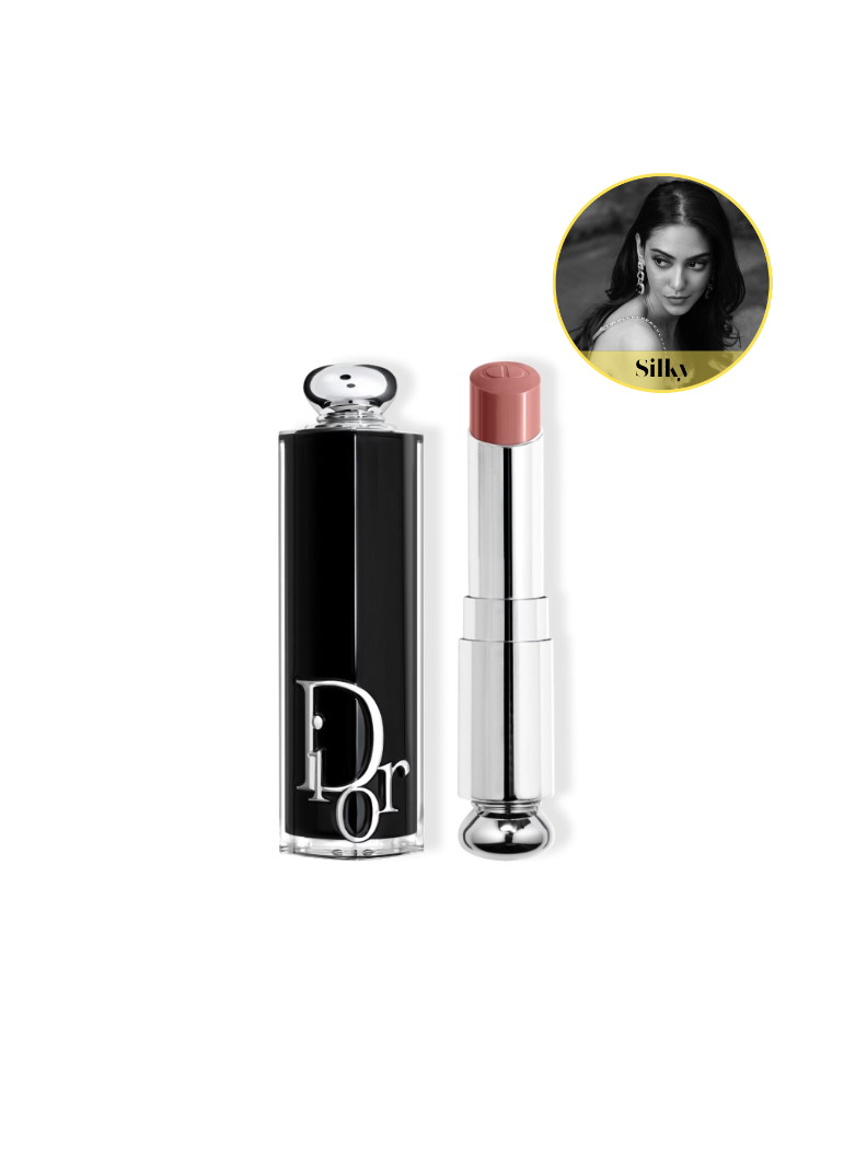Beauty-Liebling von Silky: "Lange Zeit waren matte Lippenstifte mein absoluter Favorit. Erst seit Kurzem habe ich aber auch die Liebe für glossy und shiny Lippenprodukte entdeckt. Neben Lip Oils und Glossen landet auch der Dior Addict Hydrating Shine Lipstick ganz weit oben auf meine Liste. Der perfekte Nude-Rosé-Ton für mich im Alltag ist 'Tie & Dior'."