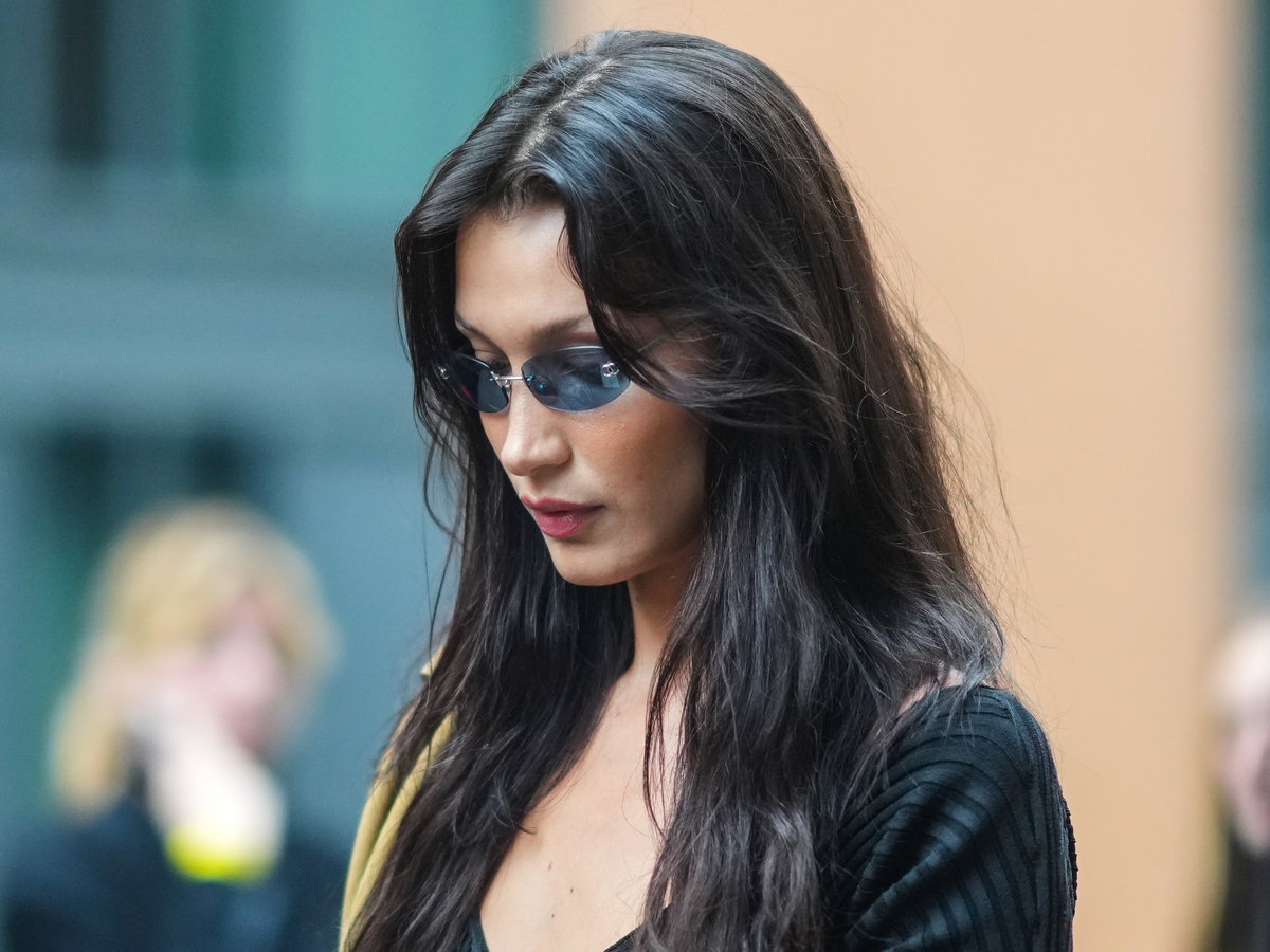 Dünne Augenbrauen und schmale Brille? Da denken wir sofort an Bella Hadid, die für Y2K-Core steht.