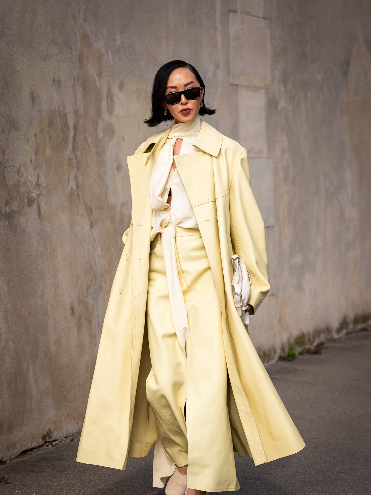 Chriselle Lim in einem gelben Outfit