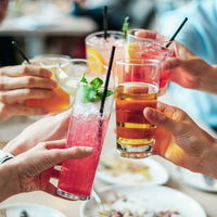 Mit diesem Cold Brew Tonic mit Heidelbeeren stoßen wir im Dry January an