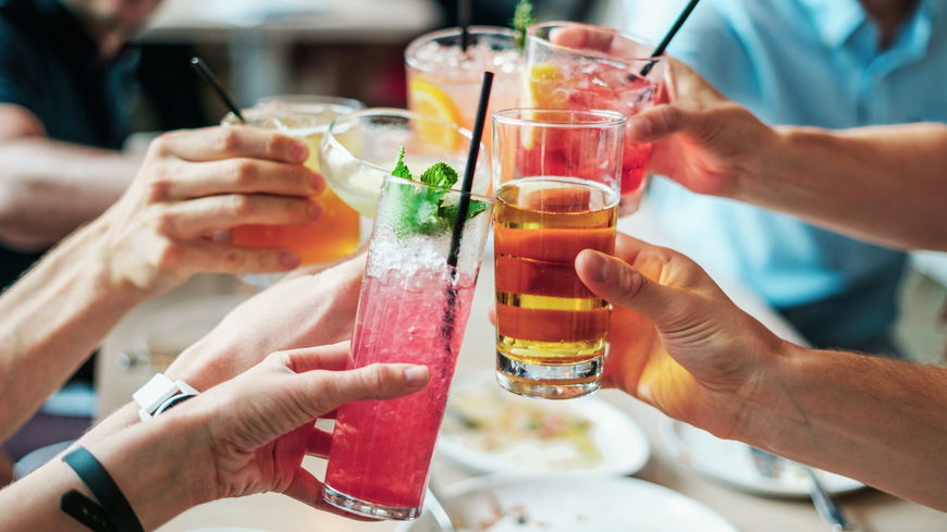 Mit diesem Cold Brew Tonic mit Heidelbeeren stoßen wir im Dry January an