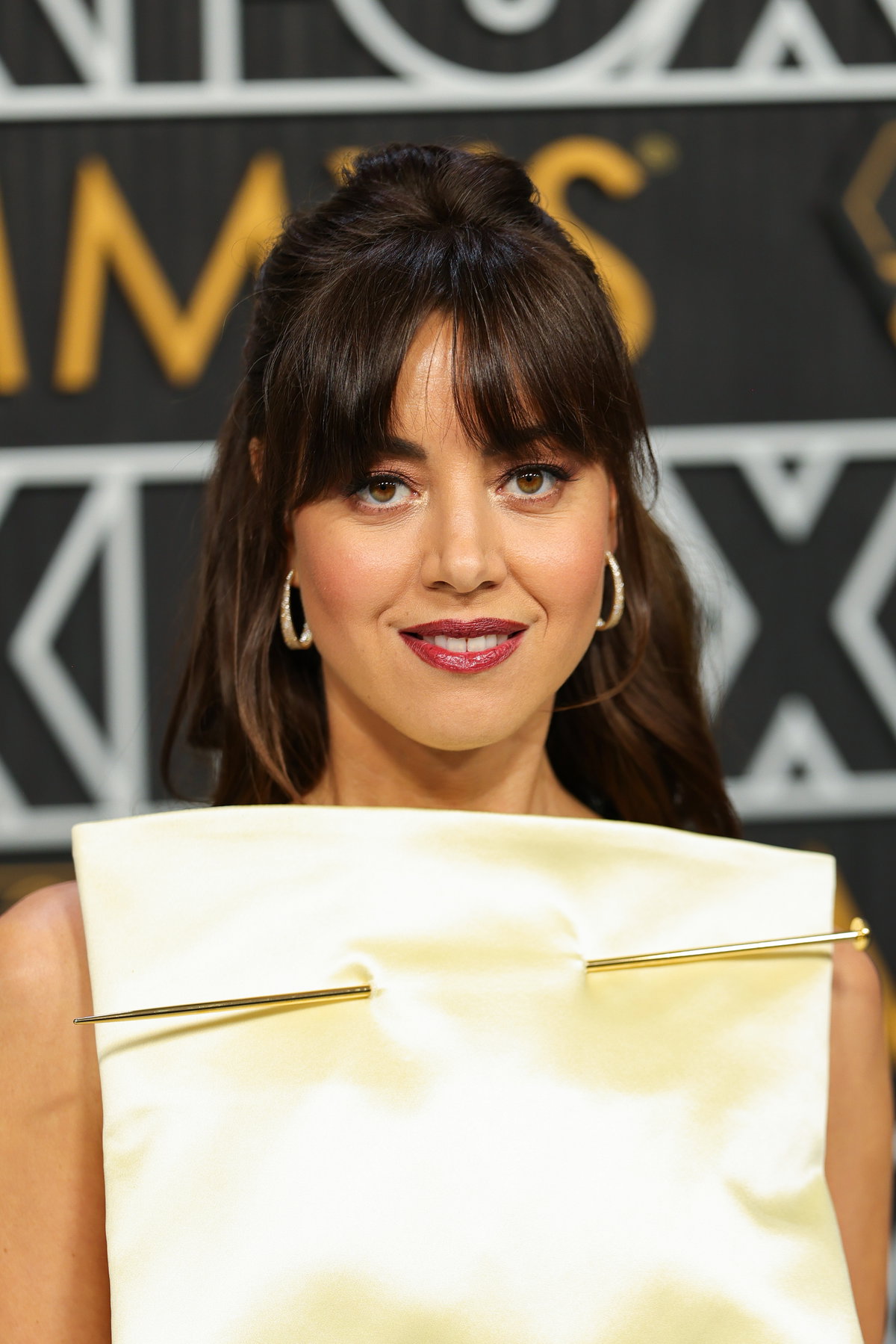 Schauspielerin Aubrey Plaza setzte auf einen natürlichen, dunkelroten Lippenstift, der ihr frisches Make-up mit viel Blush auf den Wangen gekonnt abrundete.