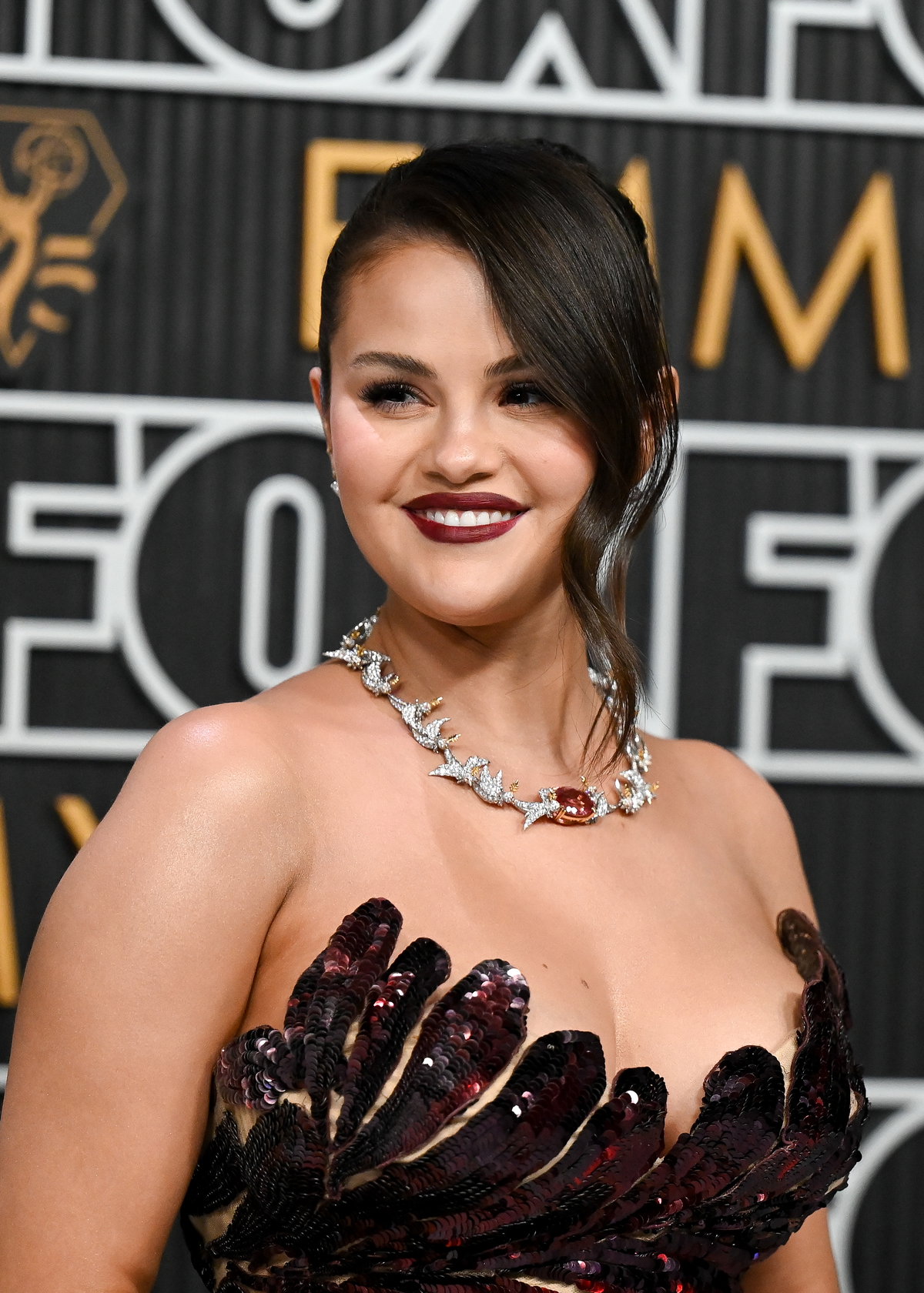 Sängerin und Schauspielerin Selena Gomez griff am gestrigen Abend auf einen weinroten matten Lipstick zurück, der ideal zu ihrem edlen Look passte. Selena setzte außerdem auf einen passenden Nagellack, ebenfalls in einem Burgunderrot.