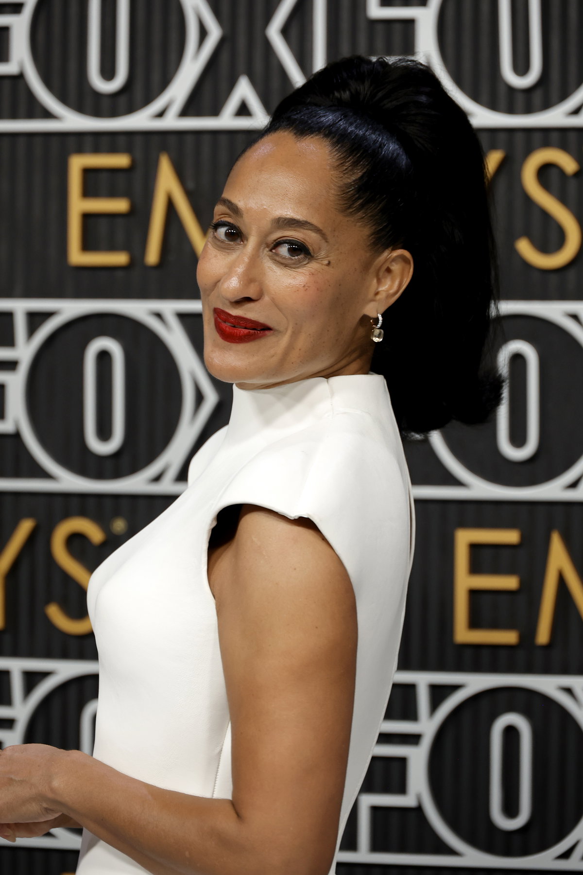 Tracee Ellis Ross kombinierte zu ihrem Make-up tiefrote Lips und schminkte dabei einen Ombré-Look, indem sie auf einen dunkelroten Lipliner zurückgriff und die Farben ineinander verschmelzen ließ. Das machen wir direkt nach.