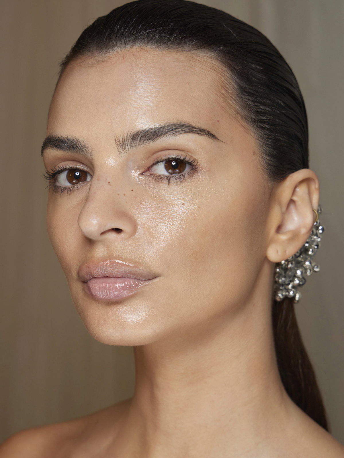 Auch der richtige Concealer kann eine Augencreme effektiv ersetzen und dabei helfen, dunkle Augenringe und Schwellungen unter den Augen zu reduzieren.