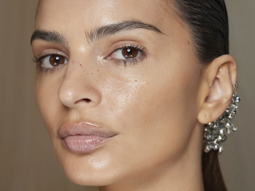 Auch der richtige Concealer kann eine Augencreme effektiv ersetzen und dabei helfen, dunkle Augenringe und Schwellungen unter den Augen zu reduzieren.