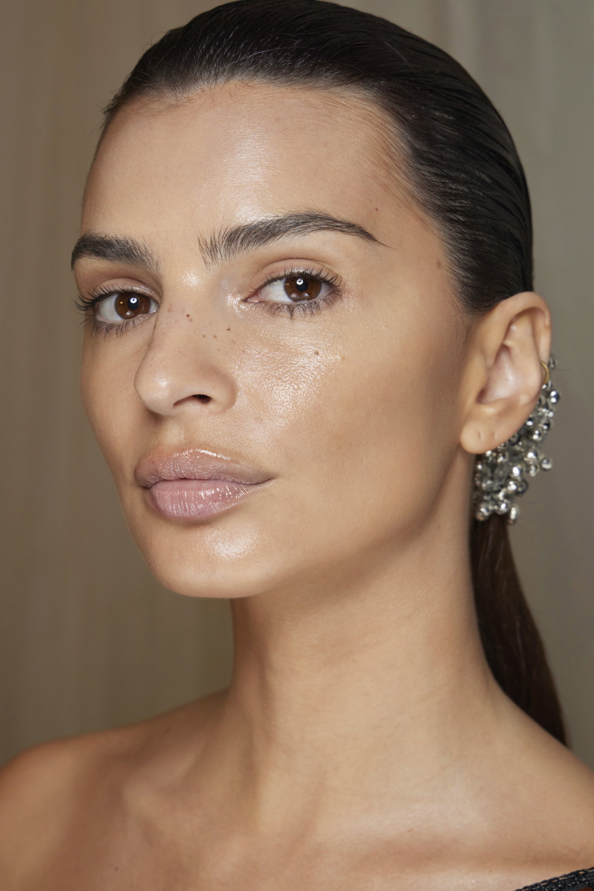 Auch der richtige Concealer kann eine Augencreme effektiv ersetzen und dabei helfen, dunkle Augenringe und Schwellungen unter den Augen zu reduzieren.