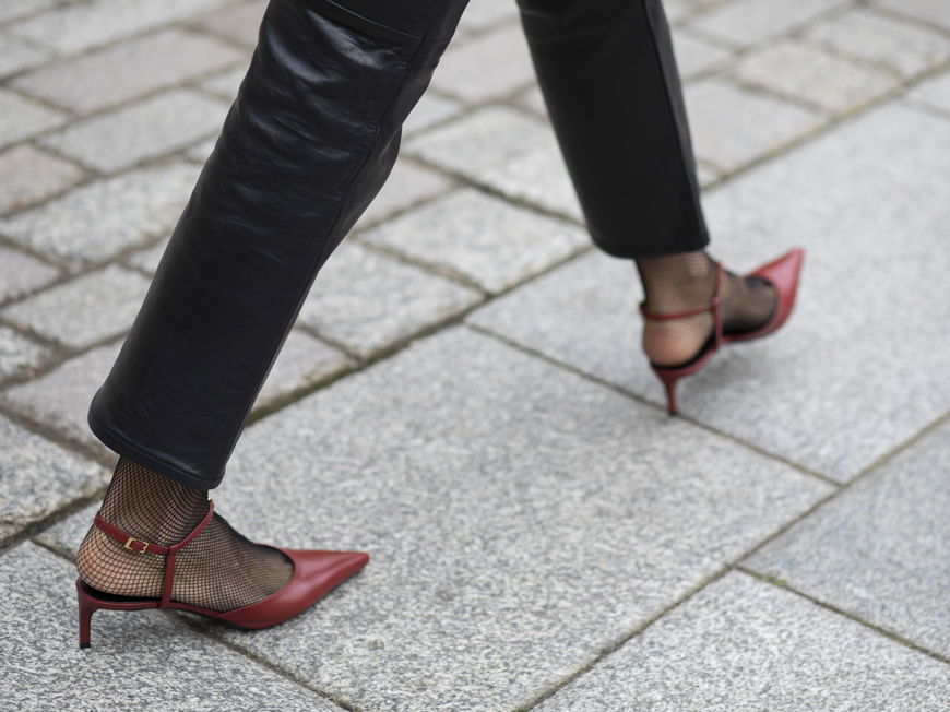 Frau in roten Kitten Heels