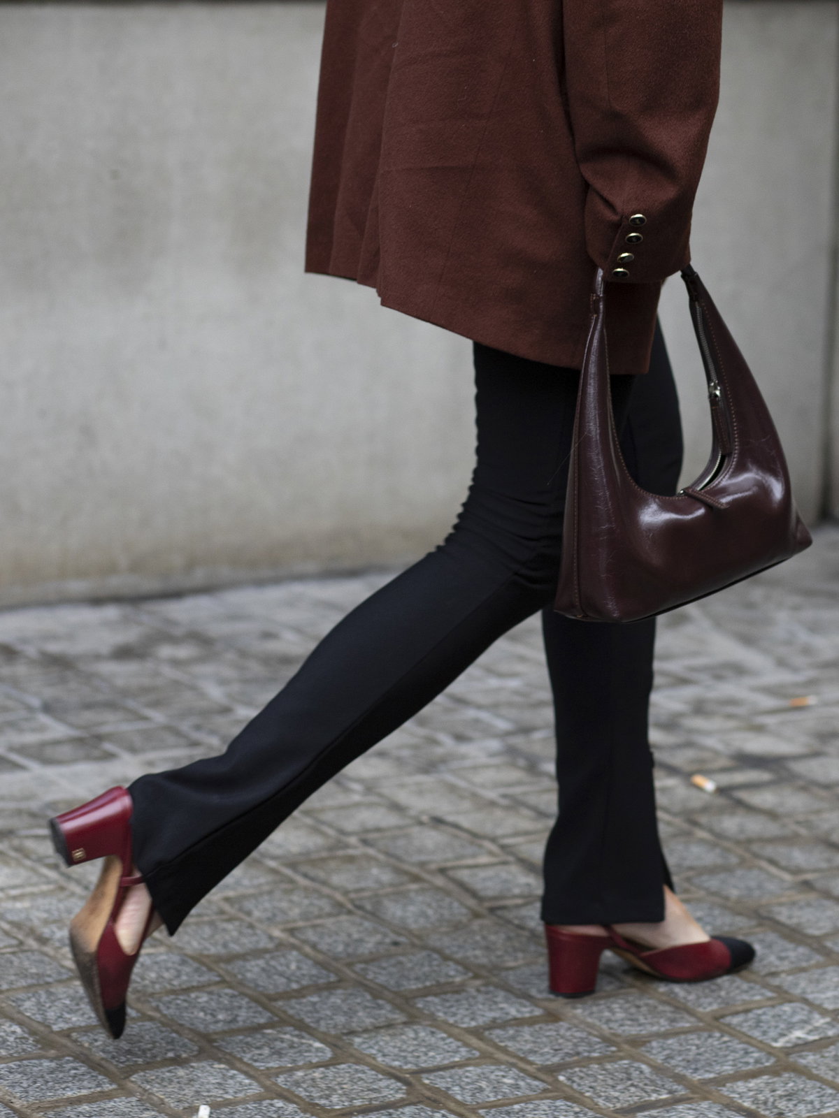 Frau in einem roten Look