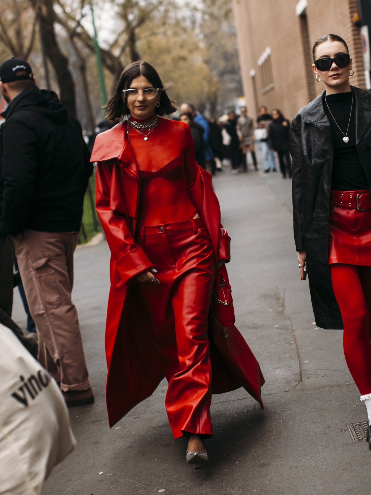 Zwei Frauen in stylischen Looks